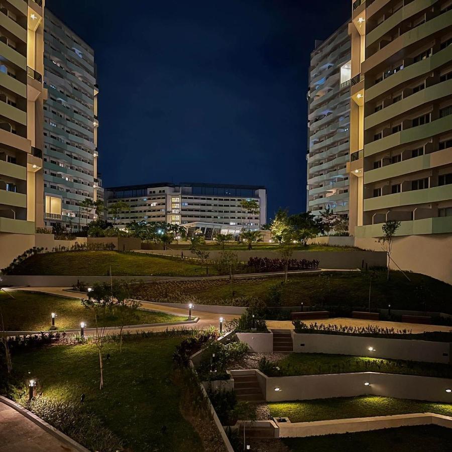 Acellyne'S Suites At The Residences At Commonwealth By Century Кесон-Сити Экстерьер фото