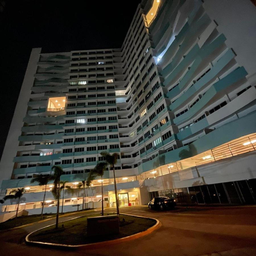 Acellyne'S Suites At The Residences At Commonwealth By Century Кесон-Сити Экстерьер фото
