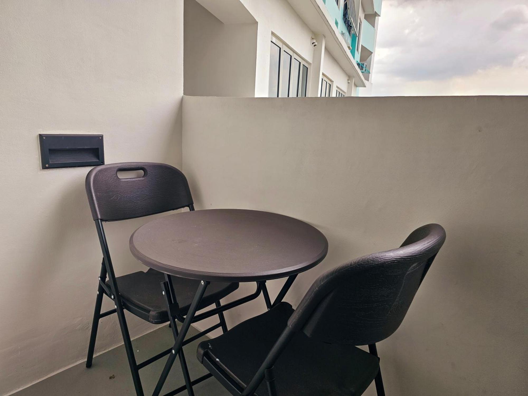 Acellyne'S Suites At The Residences At Commonwealth By Century Кесон-Сити Экстерьер фото