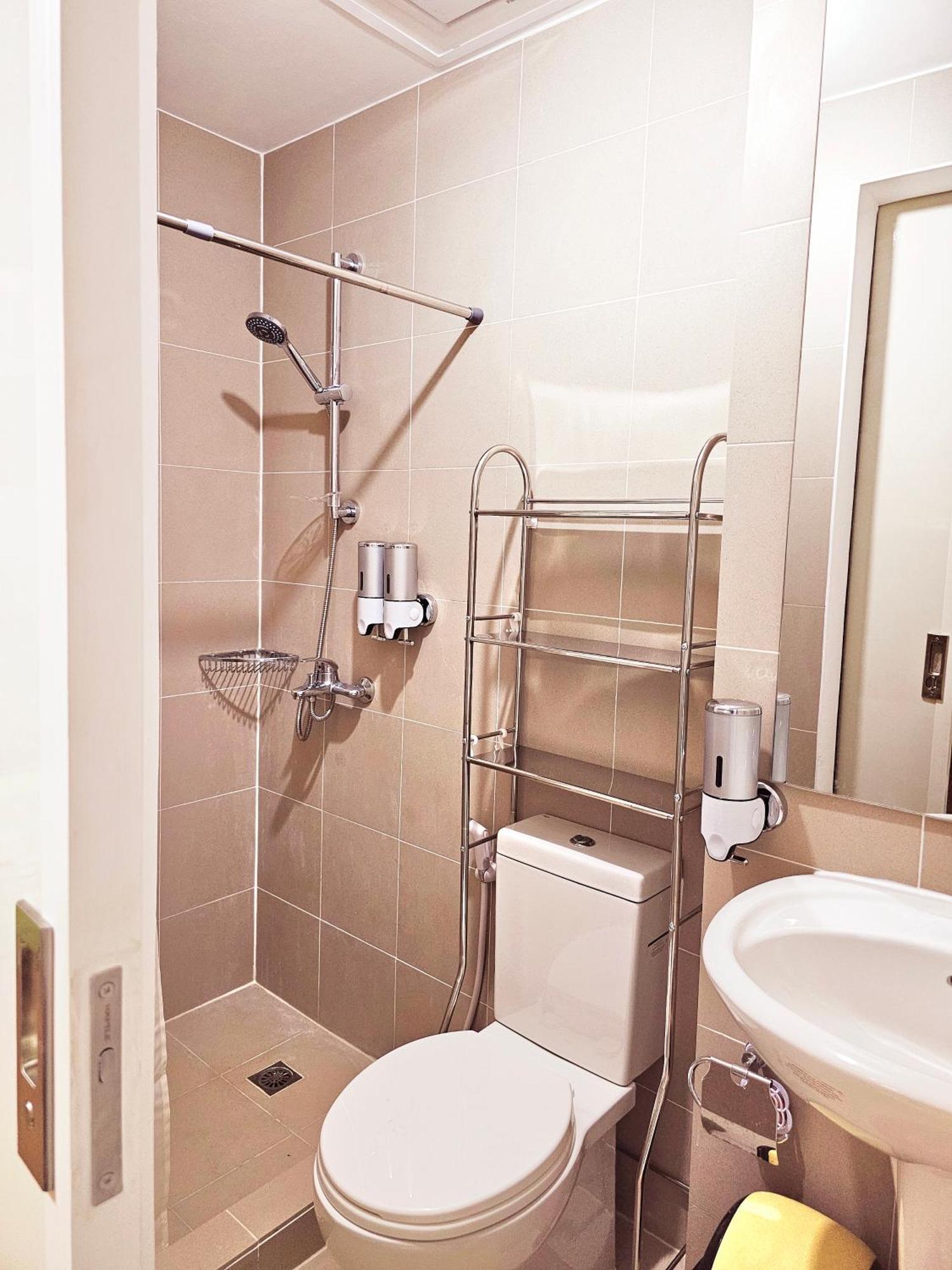 Acellyne'S Suites At The Residences At Commonwealth By Century Кесон-Сити Номер фото
