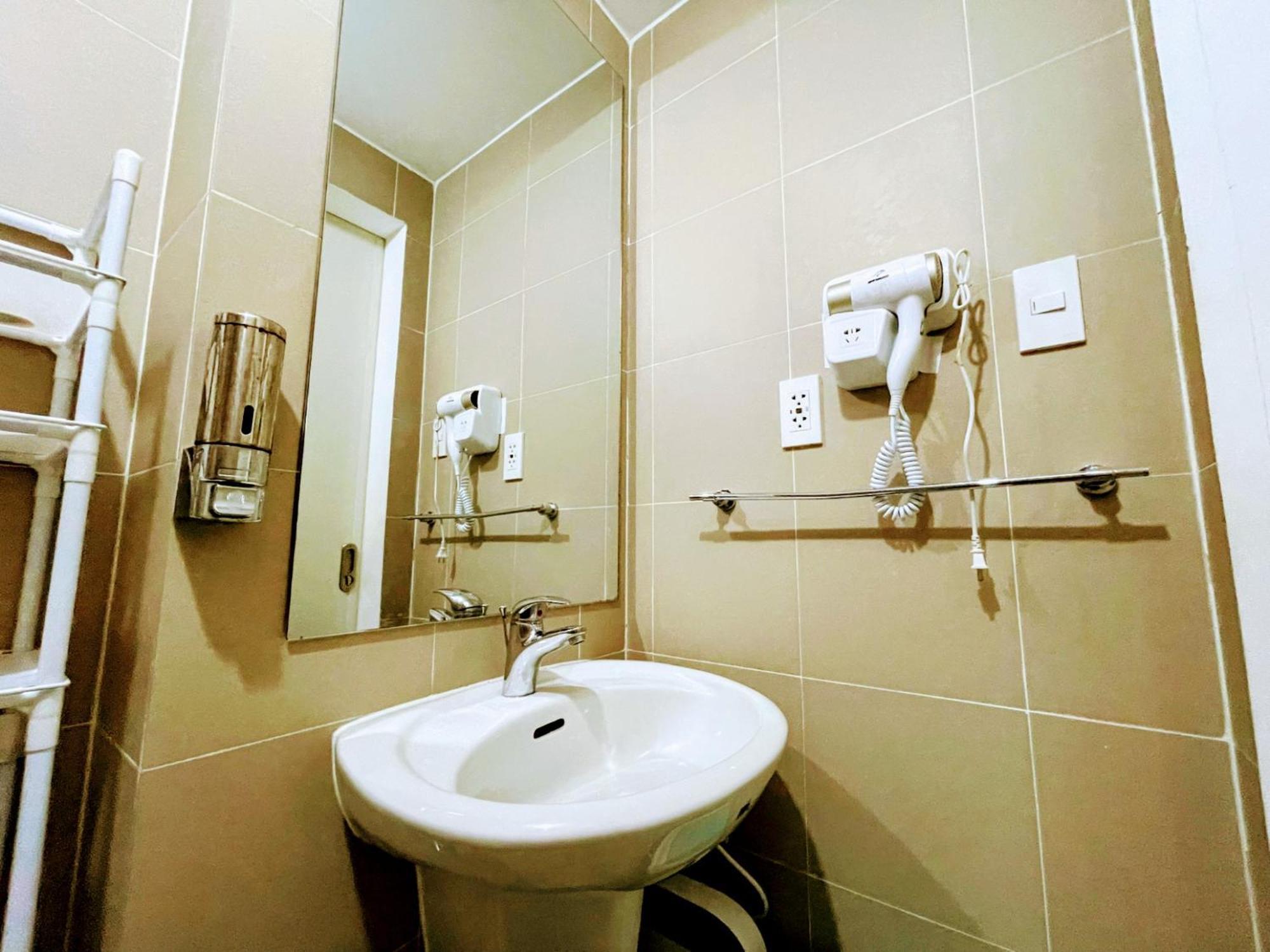 Acellyne'S Suites At The Residences At Commonwealth By Century Кесон-Сити Номер фото