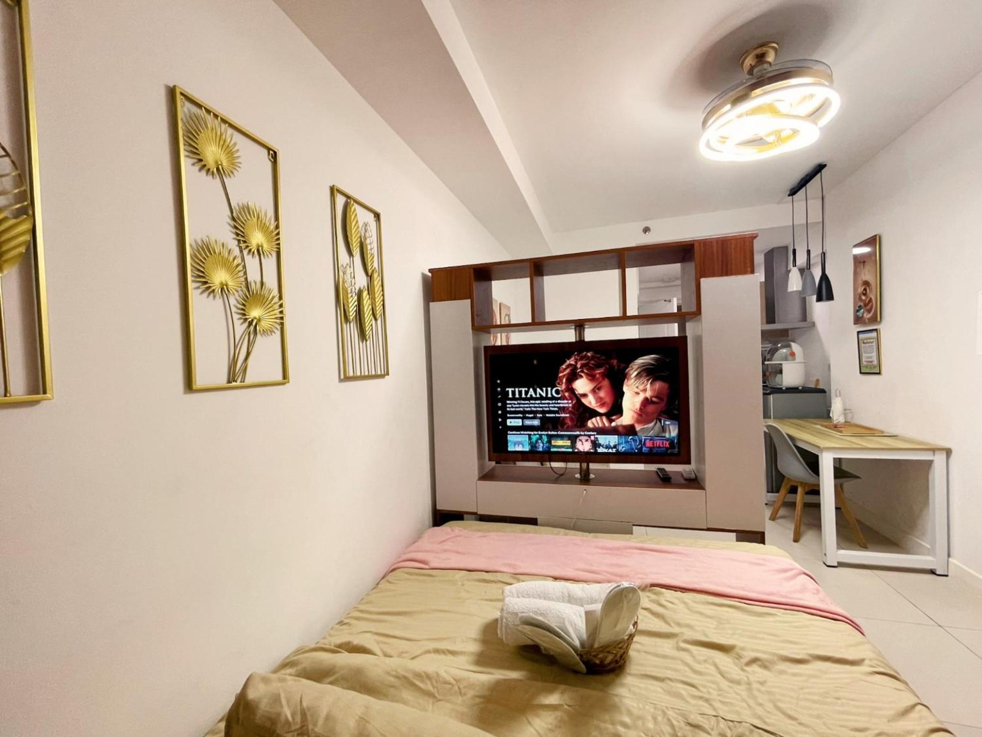 Acellyne'S Suites At The Residences At Commonwealth By Century Кесон-Сити Номер фото