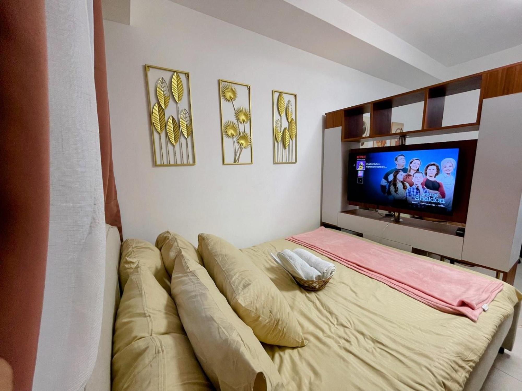 Acellyne'S Suites At The Residences At Commonwealth By Century Кесон-Сити Номер фото