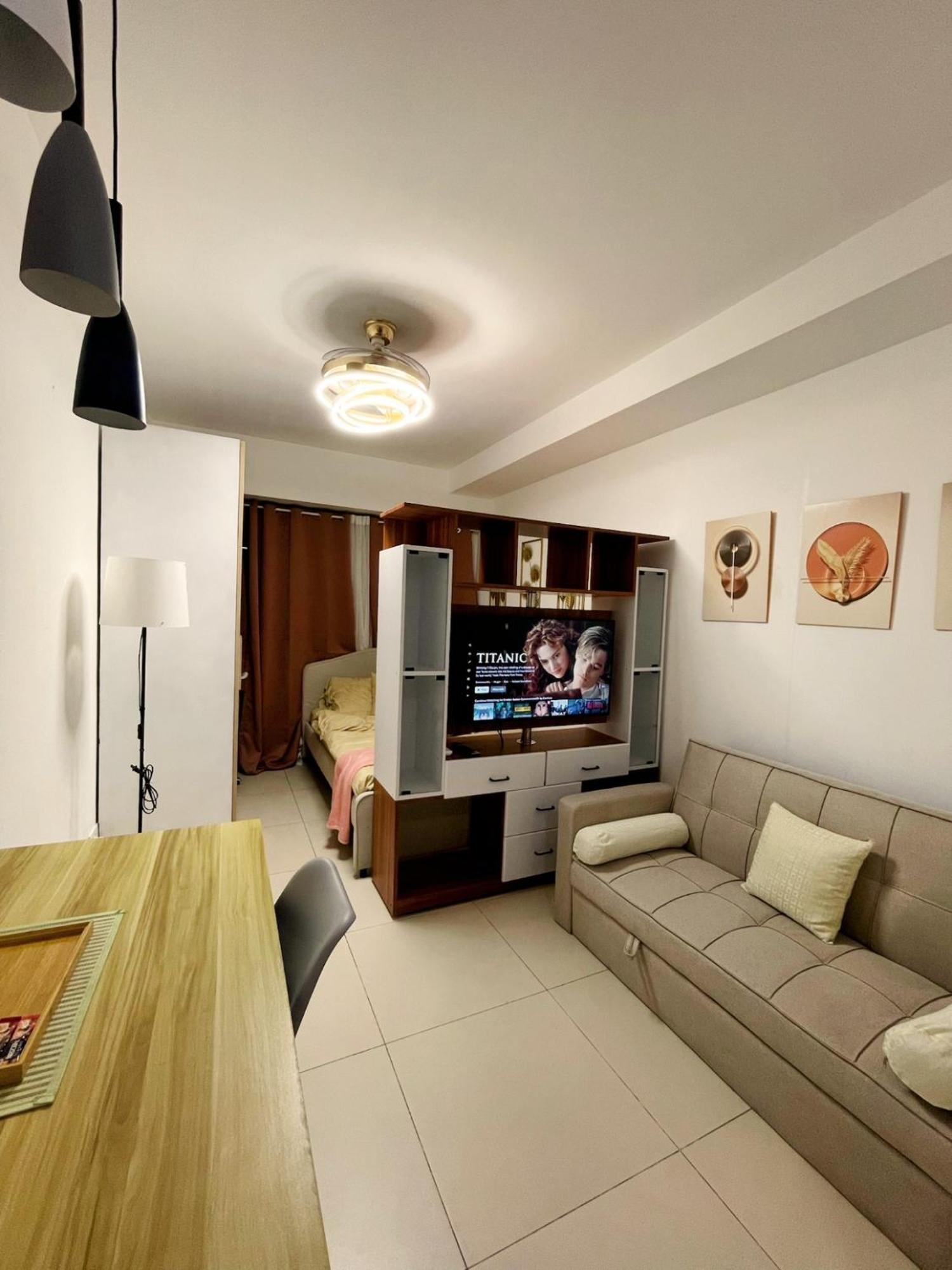 Acellyne'S Suites At The Residences At Commonwealth By Century Кесон-Сити Номер фото