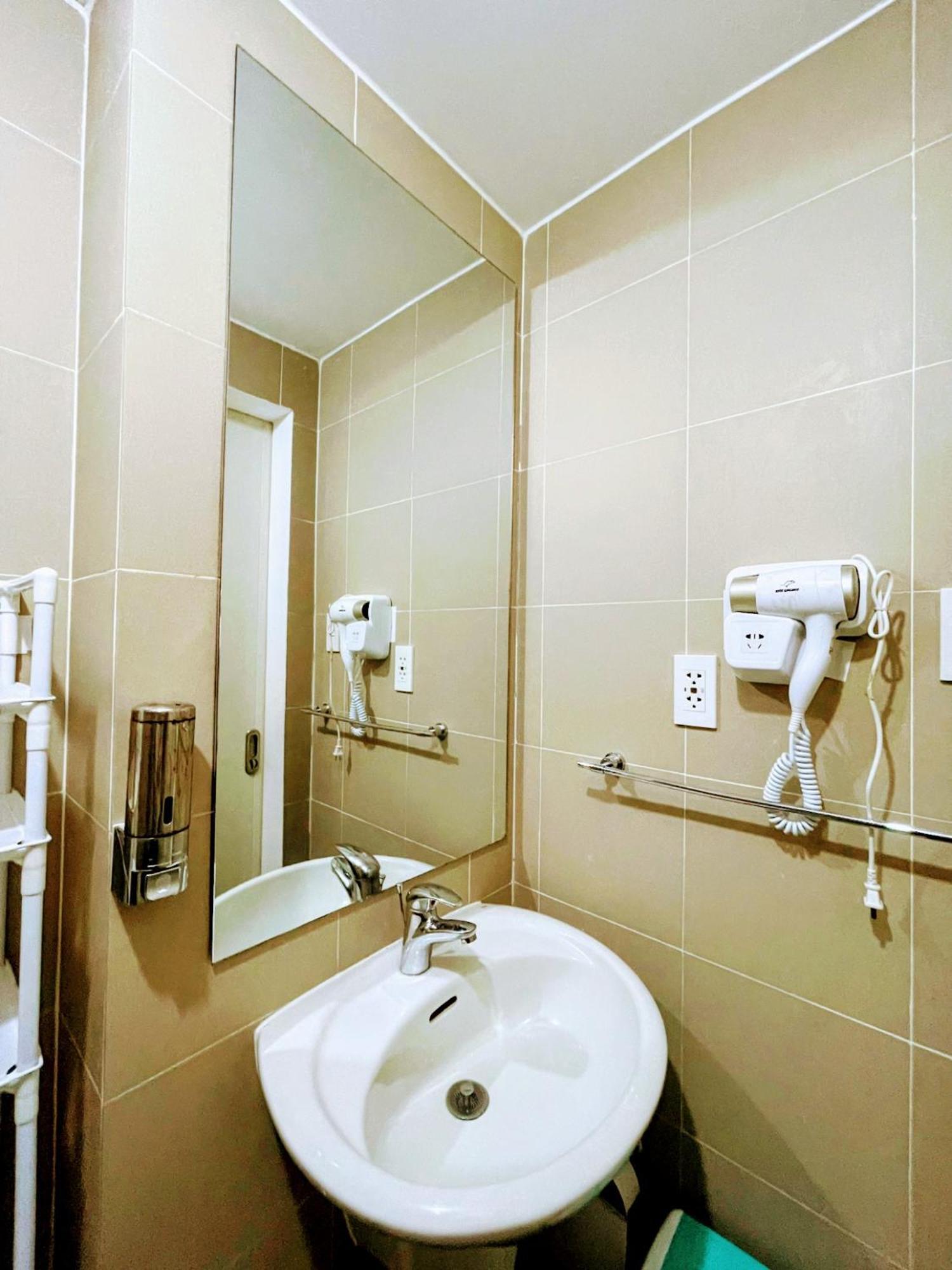 Acellyne'S Suites At The Residences At Commonwealth By Century Кесон-Сити Номер фото