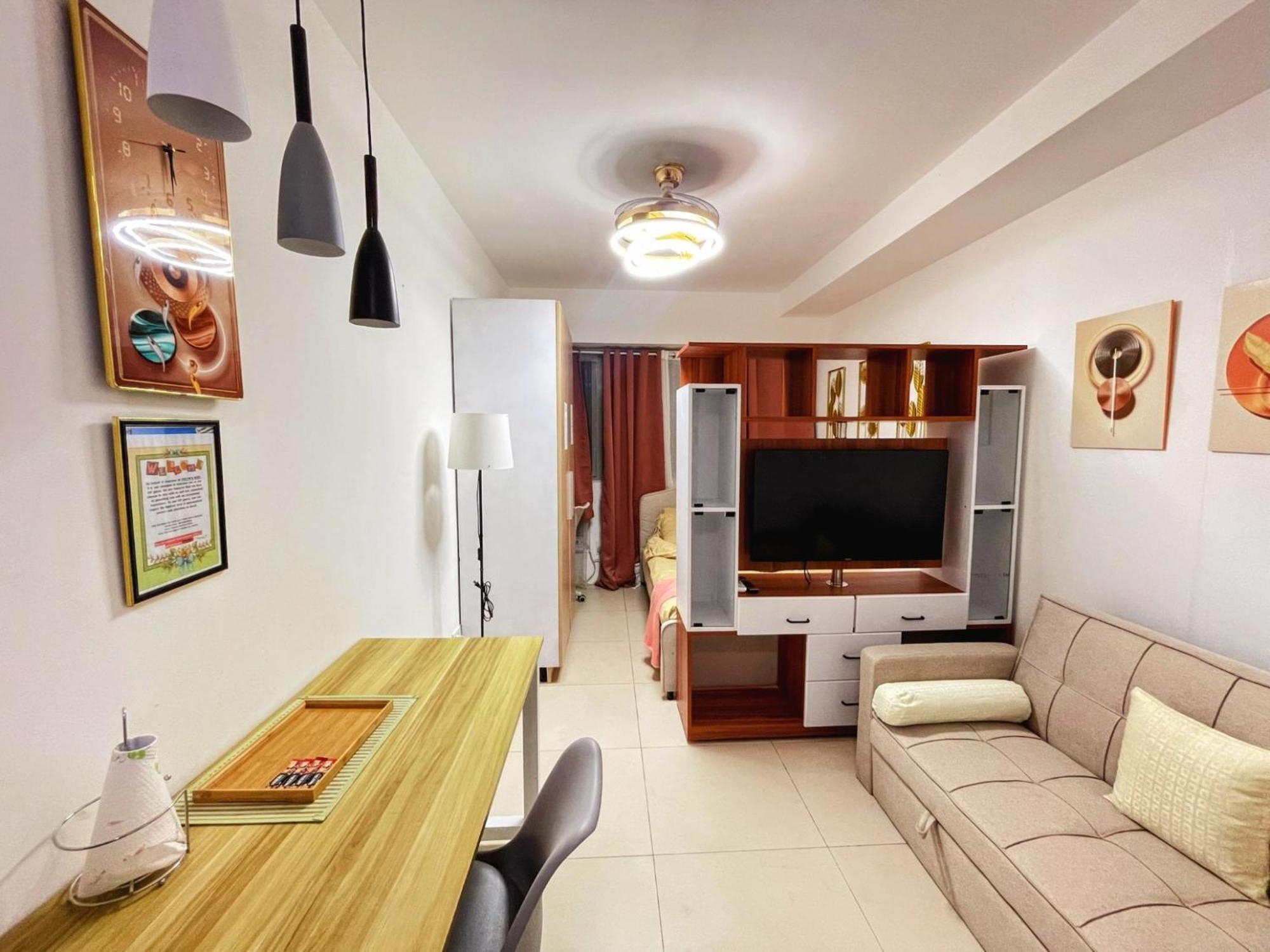 Acellyne'S Suites At The Residences At Commonwealth By Century Кесон-Сити Номер фото