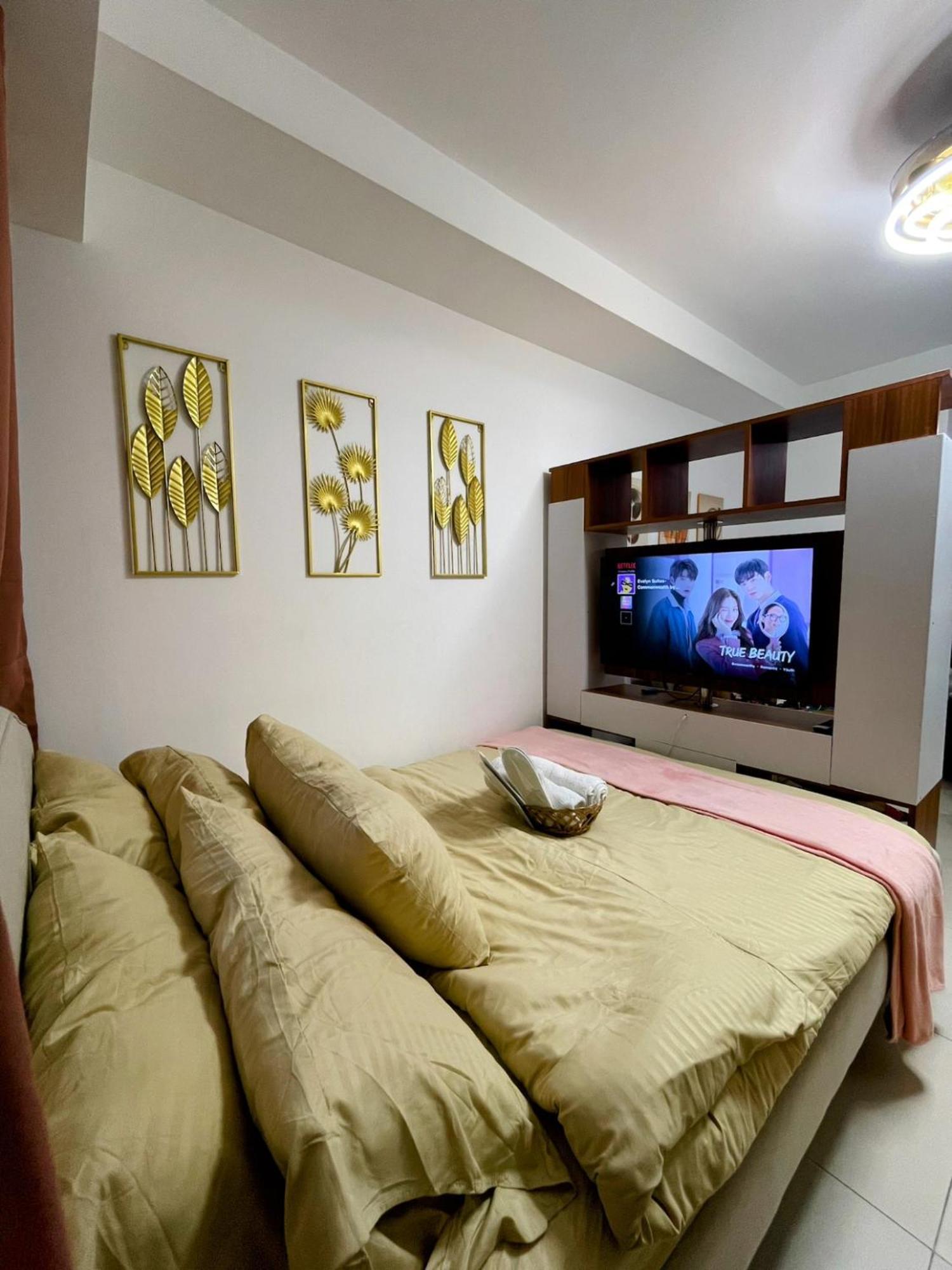 Acellyne'S Suites At The Residences At Commonwealth By Century Кесон-Сити Номер фото