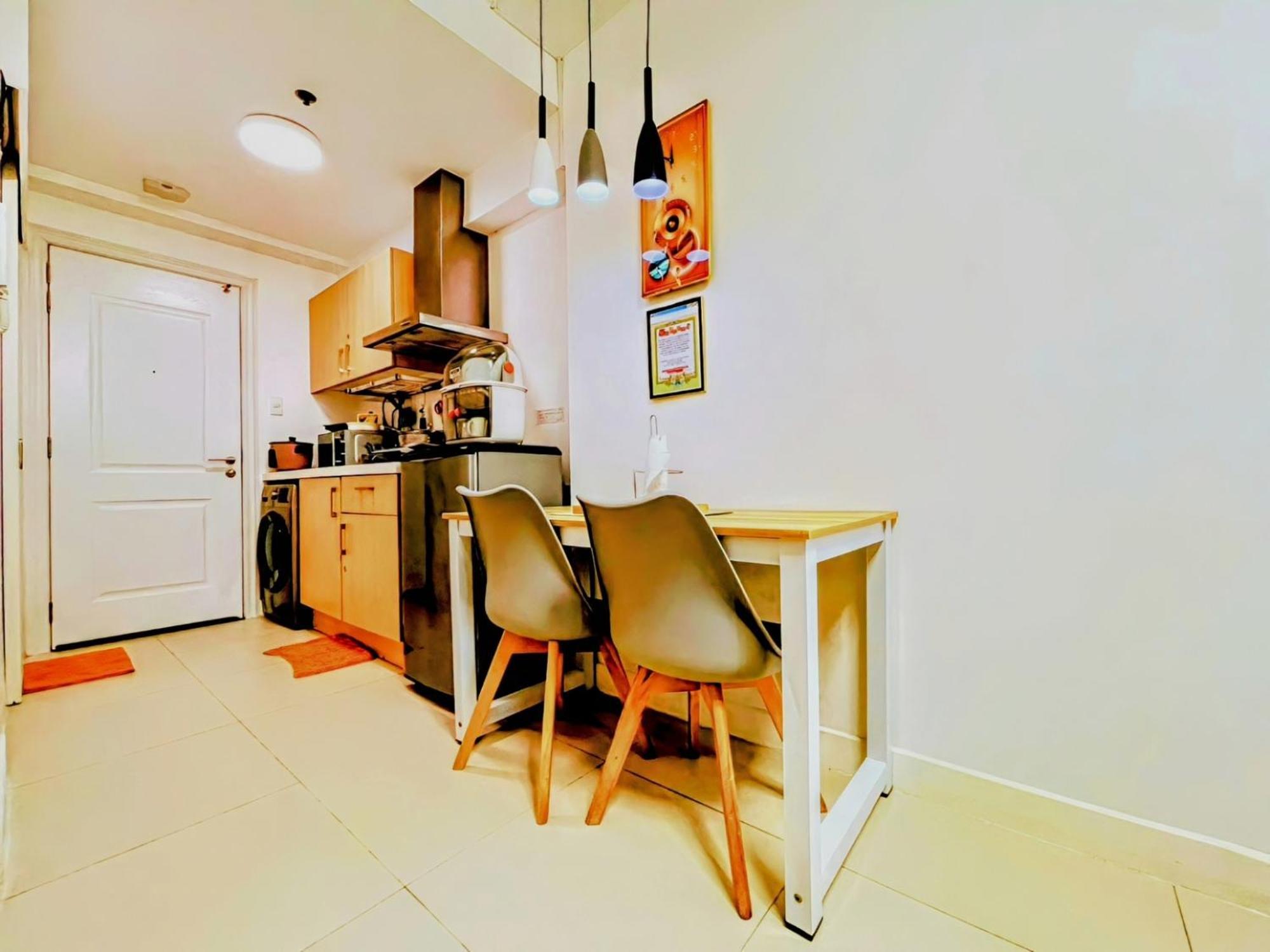 Acellyne'S Suites At The Residences At Commonwealth By Century Кесон-Сити Номер фото