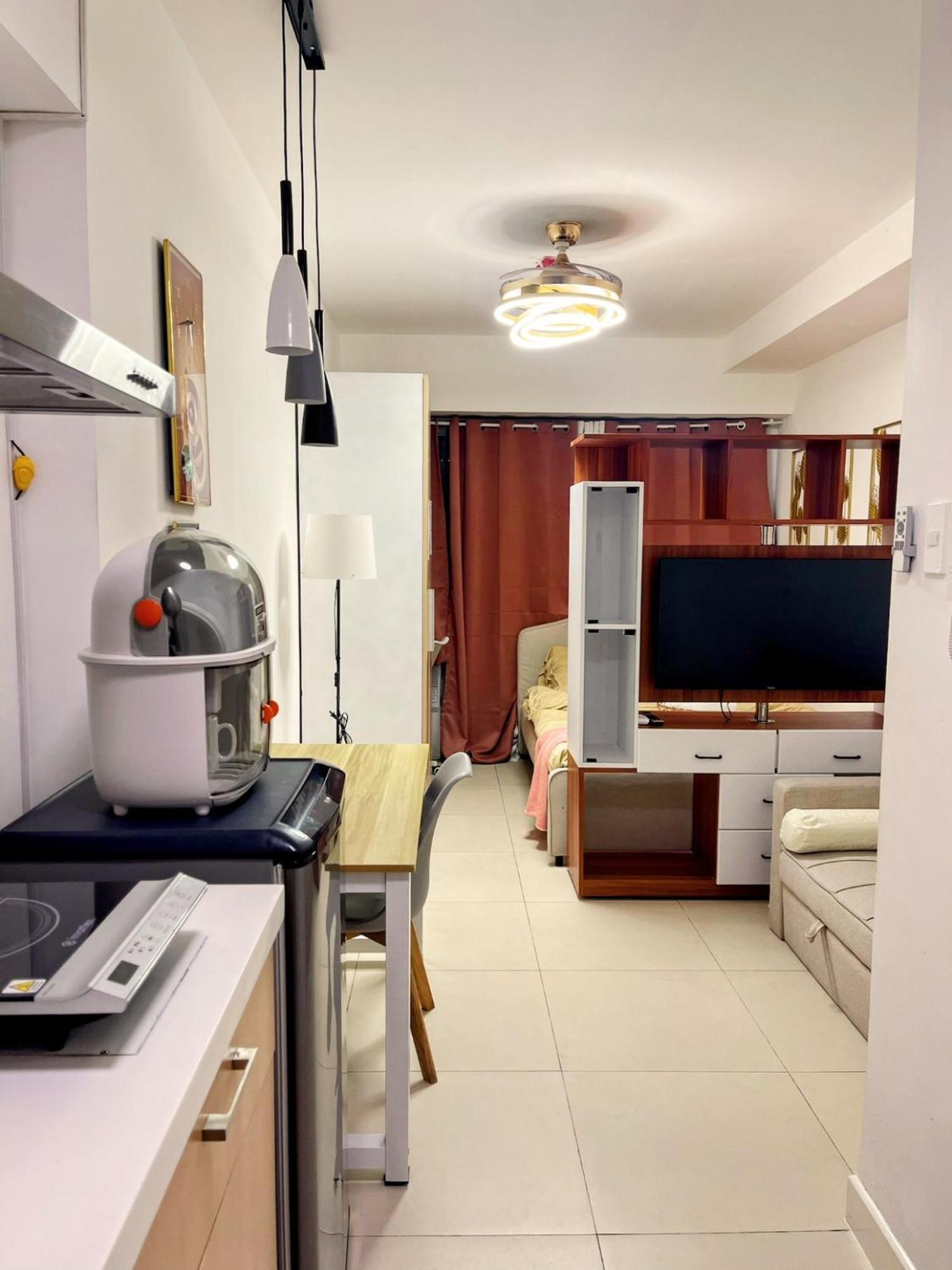 Acellyne'S Suites At The Residences At Commonwealth By Century Кесон-Сити Номер фото